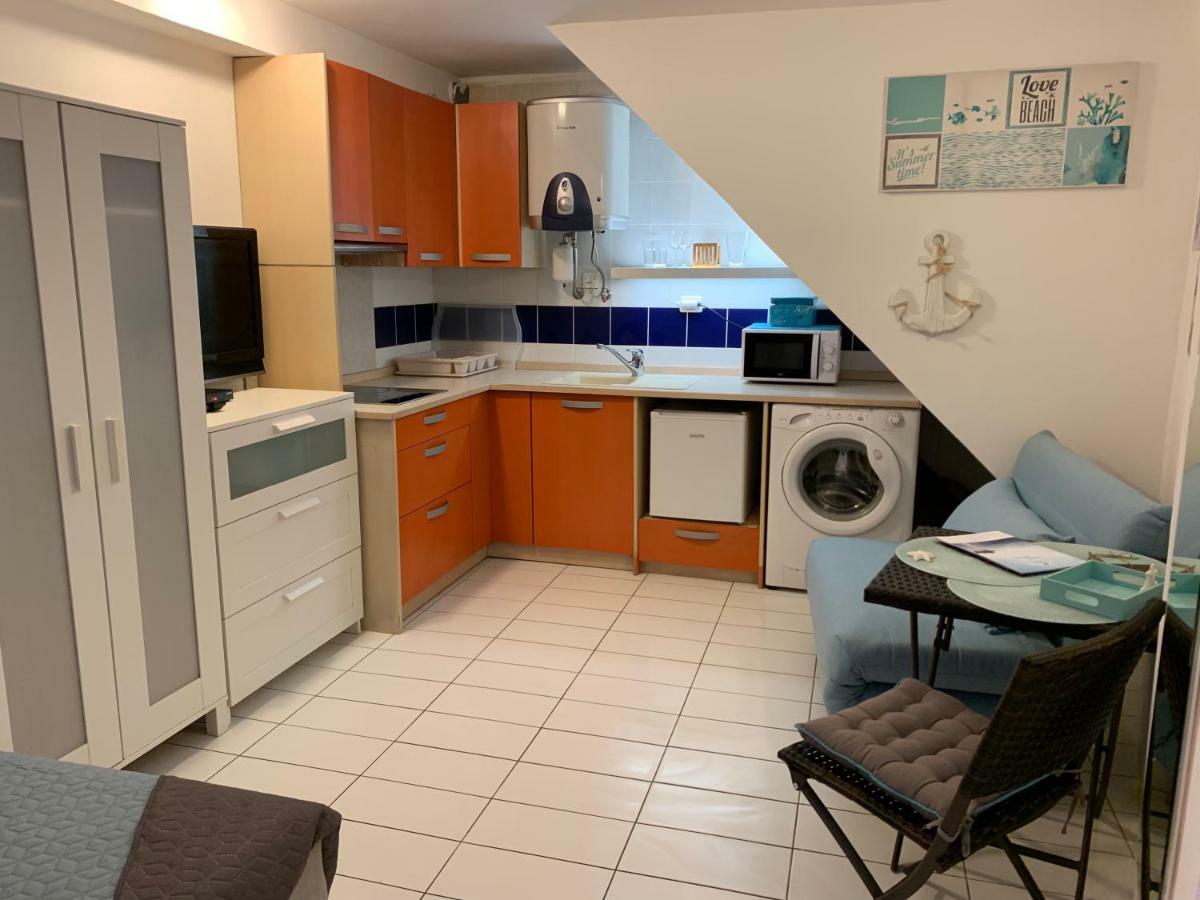Devi-Piran Apartment Bagian luar foto